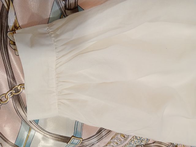 GU off white blouse อก 42 ยาว 25 แขนยาว 23 นิ้ววัดจากไหล่ กระดุมหลัง แขนพอง สภาพดี รูปที่ 18