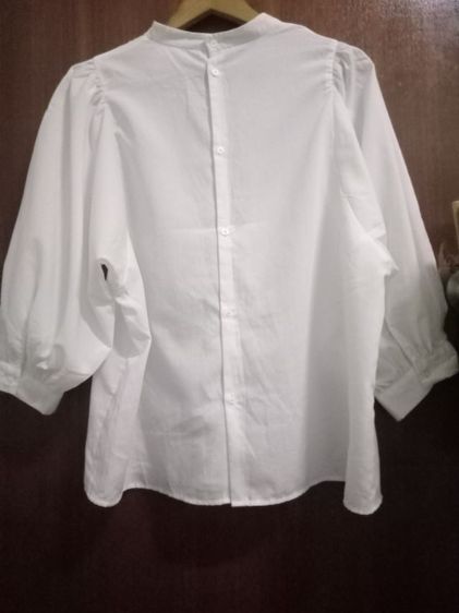 GU off white blouse อก 42 ยาว 25 แขนยาว 23 นิ้ววัดจากไหล่ กระดุมหลัง แขนพอง สภาพดี รูปที่ 11