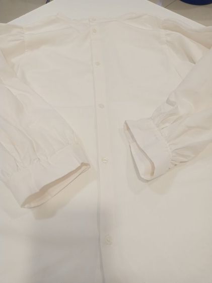 GU off white blouse อก 42 ยาว 25 แขนยาว 23 นิ้ววัดจากไหล่ กระดุมหลัง แขนพอง สภาพดี รูปที่ 15
