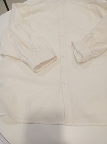 GU off white blouse อก 42 ยาว 25 แขนยาว 23 นิ้ววัดจากไหล่ กระดุมหลัง แขนพอง สภาพดี รูปที่ 14