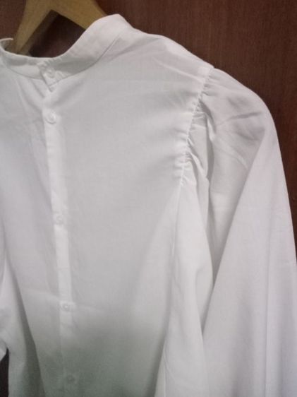 GU off white blouse อก 42 ยาว 25 แขนยาว 23 นิ้ววัดจากไหล่ กระดุมหลัง แขนพอง สภาพดี รูปที่ 6