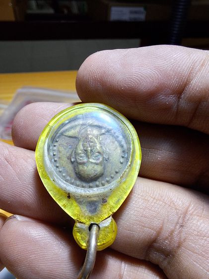 เหรียญกลมเล็ก หลวงพ่อสมศักดิ์ วัดธรรมศาลา จ.นครปฐม รุ่น 1 ปี 2519 เนื้อทองฝาบาตร รูปที่ 3