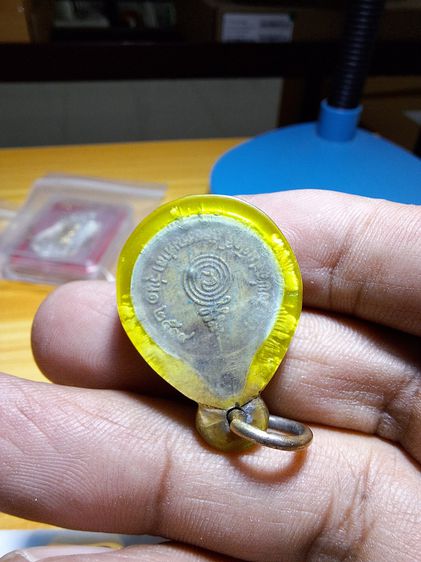 เหรียญกลมเล็ก หลวงพ่อสมศักดิ์ วัดธรรมศาลา จ.นครปฐม รุ่น 1 ปี 2519 เนื้อทองฝาบาตร รูปที่ 4