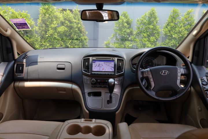 Hyundai H-1  2020 2.5 Deluxe Van ดีเซล ไม่ติดแก๊ส เกียร์อัตโนมัติ บรอนซ์เงิน รูปที่ 3