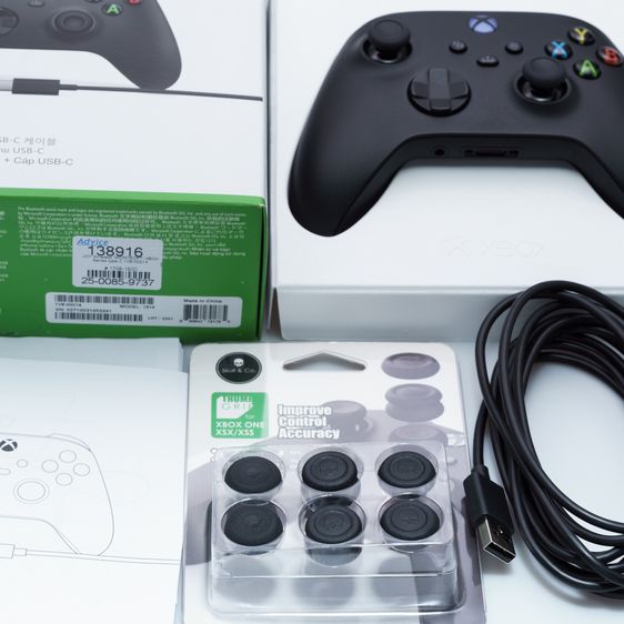 จอยไร้สาย Xbox Controller + USB-C Cable Black สภาพสวย ใช้น้อยแถม Thumb Grip Skull and Co รูปที่ 9