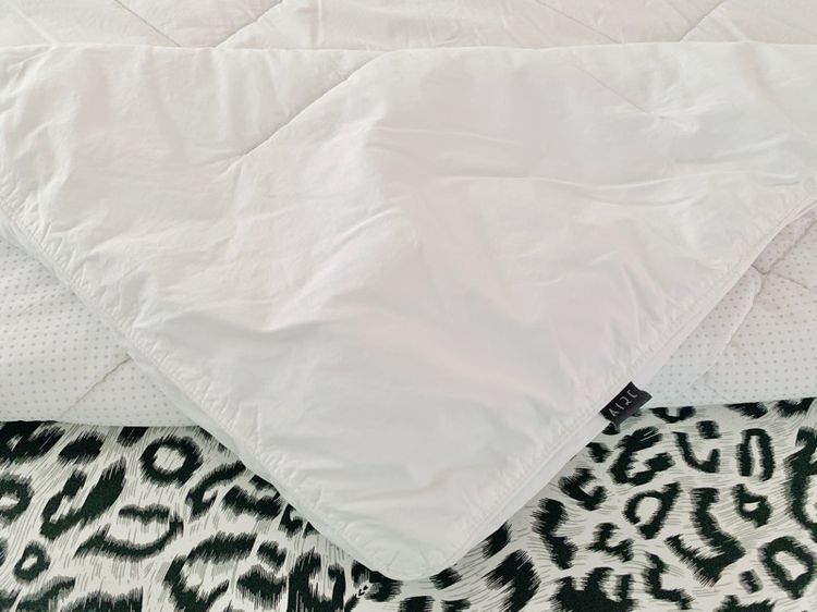 ที่นอนปิคนิค หรือท๊อปเปอร์ ขนาด 4.5-5ฟุต สีขาวปักลายตารางทั้งผืน ยี่ห้อ Aire (สภาพใหม่) (สินค้าหายาก) รูปที่ 10