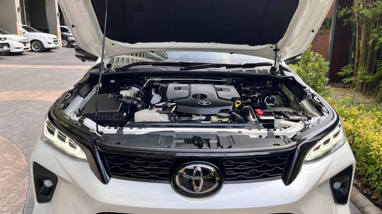 Toyota Fortuner 2021 2.8 V 4WD Sedan ดีเซล ไม่ติดแก๊ส เกียร์อัตโนมัติ ขาว รูปที่ 3