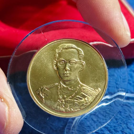 เหรียญทองคำ ในหลวง รัชกาลที่9 50 ปี กาญจนาภิเษก 9 มิถุนายน 2539 น่าสะสม นน. 15.20 g
ขาย 38000 บาท รูปที่ 4