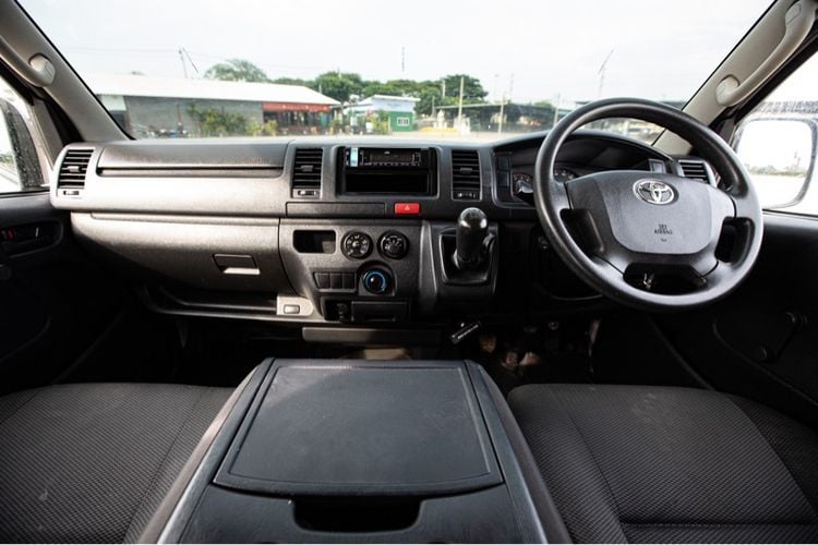 Toyota Hiace 2018 3.0 Commuter Van ดีเซล ไม่ติดแก๊ส เกียร์ธรรมดา ขาว รูปที่ 4