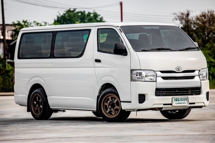 รถ Toyota Hiace 3.0 Commuter สี ขาว