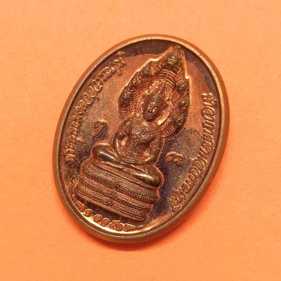 เหรียญ พระพุทธมงคลสุวรรณภูมิ ท่าอากาศยานสุวรรณภูมิ ด้านหลัง เจ้าฟ้าจักรพงษ์ภูวนาถ ที่ระลึกครบรอบ 30 ปี ทอท พศ 2552 เนื้อทองแดง สูง 3 เซน รูปที่ 3