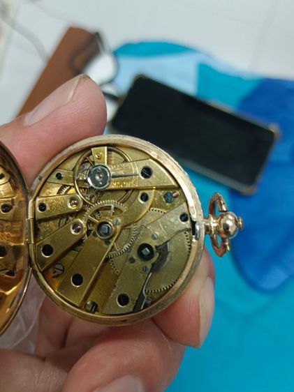 นาฬิกาปลุกหน้ากระเบื้องฝังพลอยตัวทองคำ 14K ไขลานเดินดีอยู่พร้อมกุญแจไข รูปที่ 6