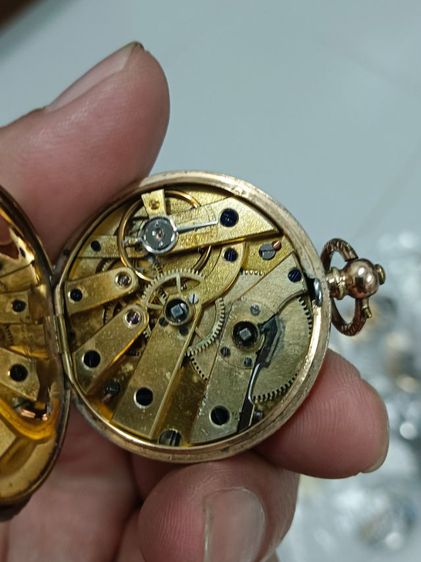 นาฬิกาปลุกหน้ากระเบื้องฝังพลอยตัวทองคำ 14K ไขลานเดินดีอยู่พร้อมกุญแจไข รูปที่ 12