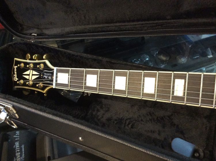 กีต้าร์ไฟฟ้า Gibson LP สีดำ พร้อมกล่อง สภาพ 90เปอเซ็นต์ ราคา 8,500บาท รูปที่ 3