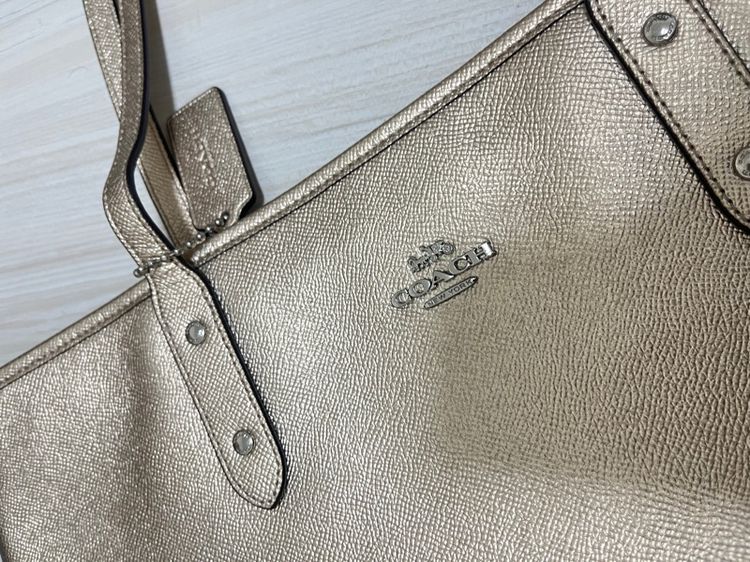 กระเป๋า Coach City Zip Tote สีทอง ของแท้ล้านเปอร์เซ็นต์ ของแม่ค้าใช้เอง รูปที่ 7