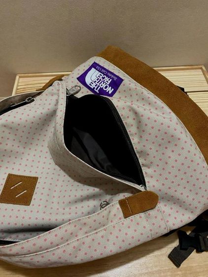 กระเป๋า​เป้​ แนววินเทจ​ THE​ NORTH​ FACE​  Purple Label Daypack กว้าง 11"  สูง​ 16.5" เป้สะพายหลัง​ รุ่นนี้มีขายในญี่ปุ่น​ ก่อนเป็นหนังกลับ รูปที่ 3