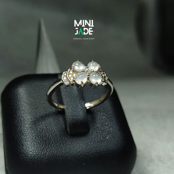 แหวนหยกพม่า Ice Jade เนื้อแก้วใส 4เม็ดเรียงรูปดอกไม้ รูปที่ 2