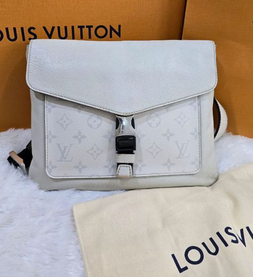 Louis Vuitton White Taigarama Monogram Flap Messenger Bag ปี2020 รูปที่ 2
