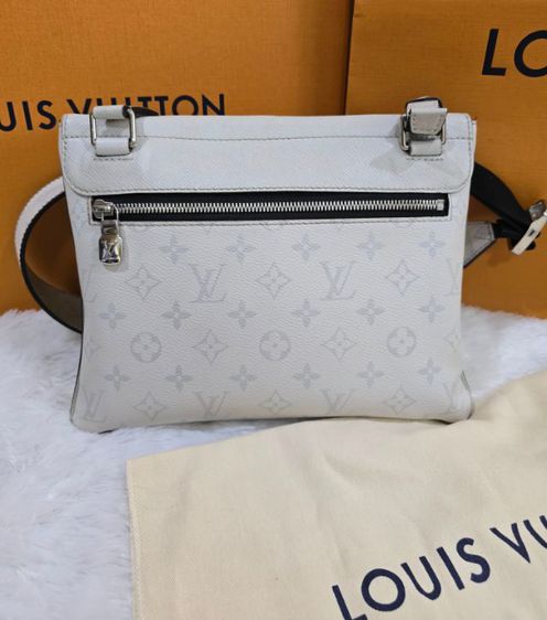 Louis Vuitton White Taigarama Monogram Flap Messenger Bag ปี2020 รูปที่ 3