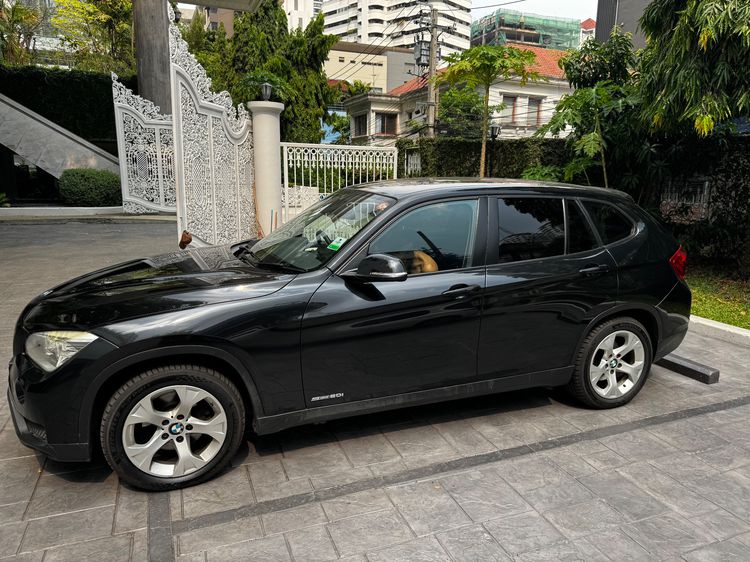 BMW X1 2013 2.0 sDrive18i Sedan เบนซิน ไม่ติดแก๊ส เกียร์อัตโนมัติ ดำ รูปที่ 4