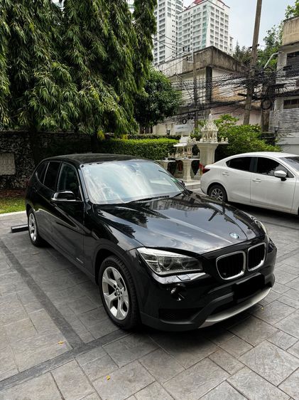 BMW X1 2013 2.0 sDrive18i Sedan เบนซิน ไม่ติดแก๊ส เกียร์อัตโนมัติ ดำ รูปที่ 2