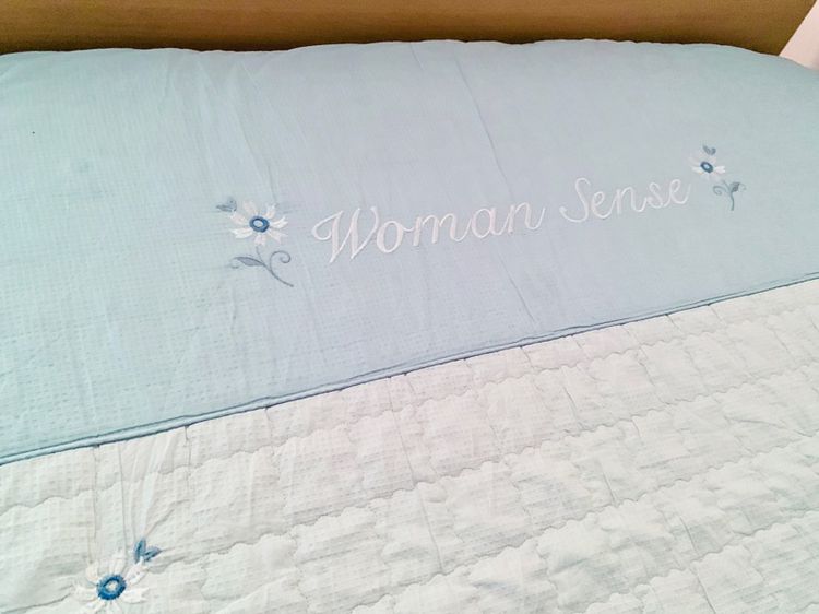 ปลอกคลุมที่นอนปิคนิค ท๊อปเปอร์ ขนาด 4-4.5ฟุต สีฟ้าทูโทนปักลายดอกวินเทจ ด้านบนปักลายแบรนด์ Woman Sense (สภาพใหม่)  รูปที่ 4