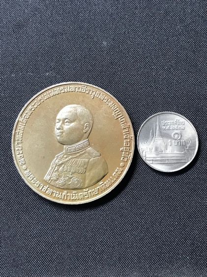 เหรียญ ที่ระลึกพระอนุสรณ์อนุสาวรีย์ ล้นเกล้าฯ รัชกาลที่ ๖ พระราชทานกำเนิดรักษาดินแดน พ.ศ.๒๕๐๕ เหรียญใหญ่ เนื้ออัลปาก้า สวยครับ รูปที่ 3