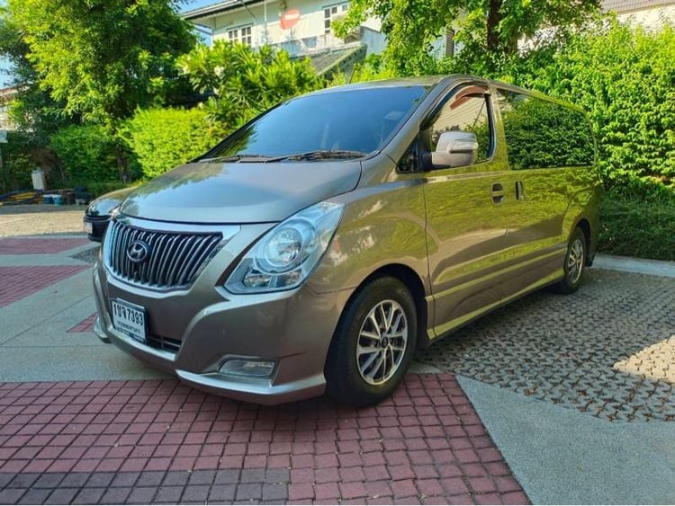 Hyundai Grand Starex 2015 2.5 VIP Van ดีเซล ไม่ติดแก๊ส เกียร์อัตโนมัติ บรอนซ์ทอง