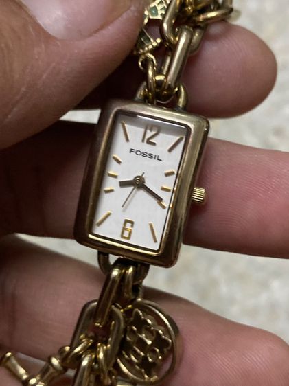 นาฬิกายี่ห้อ FOSSIL  ของแท้มือสอง อะไหล่ครบ ทองสวย สายยาว 17 เซนติเมตร  850฿ รูปที่ 2