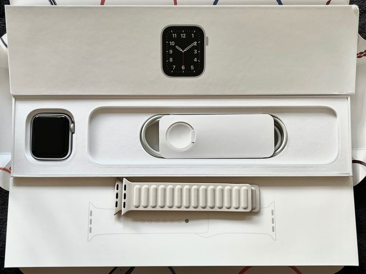 Apple Watch SE GPS, Aluminium Case with Sport Band (40mm) รูปที่ 2