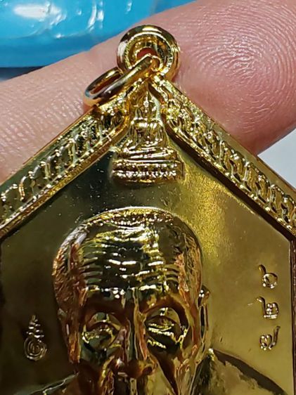 เหรียญหลวงปู่คำบุ​ รุ่นกำไลเงิน​ กำไลทอง​ เนื้อกะไหล่ทอง​ หมายเลข​ 627  ออกวัดกุดชมภู  อุบลราชธานี​ ปี​ 2554 รูปที่ 3