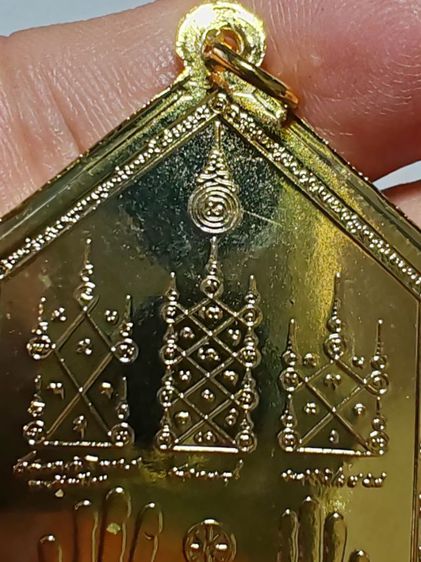 เหรียญหลวงปู่คำบุ​ รุ่นกำไลเงิน​ กำไลทอง​ เนื้อกะไหล่ทอง​ หมายเลข​ 627  ออกวัดกุดชมภู  อุบลราชธานี​ ปี​ 2554 รูปที่ 6
