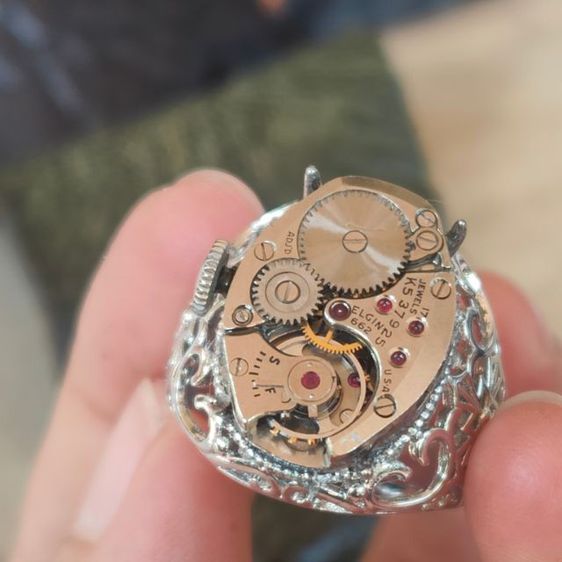 แหวนแนววินเทจ งาน Handmade ทำจากเครื่องนาฬิกาวินเทจ Elgin หน้าปัดตัวนี้สวยคลาสสิคมาก ตัวเครื่องนาฬิกาอายุไม่ต่ำกว่า 50 ปี ตัวแหวนปรับขนาดได้ รูปที่ 4