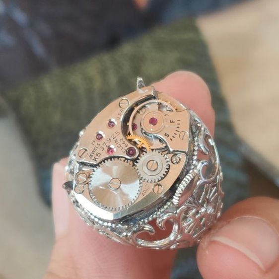 แหวนแนววินเทจ งาน Handmade ทำจากเครื่องนาฬิกาวินเทจ Elgin หน้าปัดตัวนี้สวยคลาสสิคมาก ตัวเครื่องนาฬิกาอายุไม่ต่ำกว่า 50 ปี ตัวแหวนปรับขนาดได้ รูปที่ 3