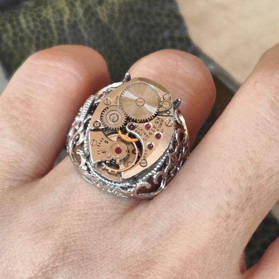 แหวนแนววินเทจ งาน Handmade ทำจากเครื่องนาฬิกาวินเทจ Elgin หน้าปัดตัวนี้สวยคลาสสิคมาก ตัวเครื่องนาฬิกาอายุไม่ต่ำกว่า 50 ปี ตัวแหวนปรับขนาดได้ รูปที่ 8