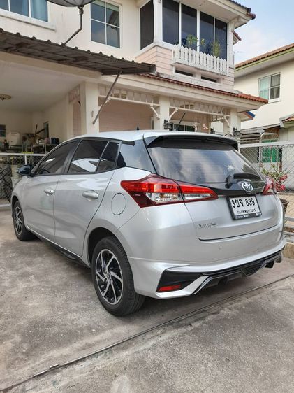 Toyota Yaris 2022 1.2 E Sedan เบนซิน ไม่ติดแก๊ส เกียร์อัตโนมัติ เงิน รูปที่ 4