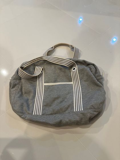 กระเป๋าถือ ​Lacoste มือสอง สีเทาหูสีเทาขาวแนวสปอร์ตๆ​ ขนาด 18x12 นิ้ว  (สภาพผ่านการใช้) รูปที่ 2