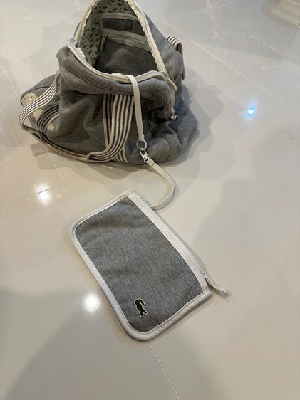 กระเป๋าถือ ​Lacoste มือสอง สีเทาหูสีเทาขาวแนวสปอร์ตๆ​ ขนาด 18x12 นิ้ว  (สภาพผ่านการใช้) รูปที่ 4