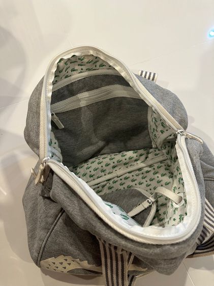 กระเป๋าถือ ​Lacoste มือสอง สีเทาหูสีเทาขาวแนวสปอร์ตๆ​ ขนาด 18x12 นิ้ว  (สภาพผ่านการใช้) รูปที่ 3