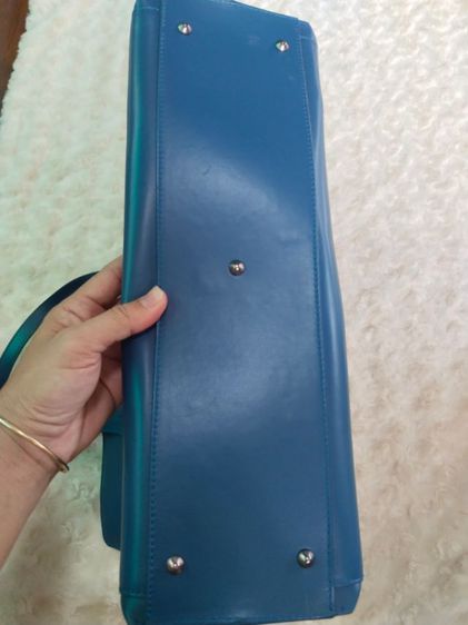 กระเป๋าสะพายไหล่หนังแท้สีฟ้า furla รูปที่ 5