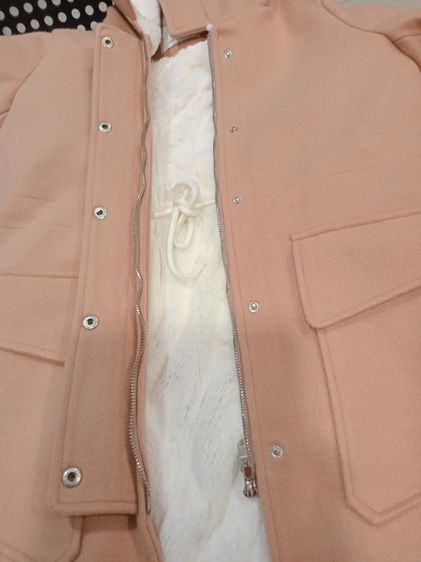 Coat Over Size S เสื้อโค้ทมีฮู้ด สีกะปิ มีทั้งกระดุม และซิป ด้านในถอดออกได้ มีเชือกผููกให้ อก 38 ไหล่กว้าง 15 ยาว 32 แขนยาว 22 นิ้ว สภาพดี รูปที่ 13