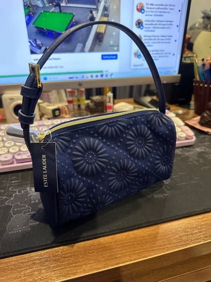 กระเป๋าใส่เครื่องสำอาง​ Estee lauder กระเป๋าพรีเมี่ยมจากเซ็ตสกินแคร์​ สีน้ำเงินใบใหม่มีป้ายเดิม