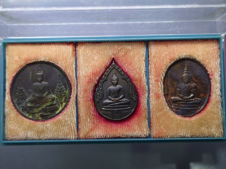 เหรียญพระแก้วมรกต ภปร รุ่นแรก ชุด 3 ฤดู เนื้อทองแดงรมดำ ฉลองกรุงรัตนโกสินทร์ 200 ปี พ.ศ.2525 พร้อมกล่อง รูปที่ 3
