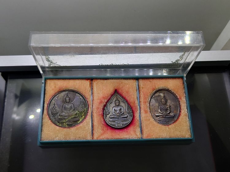 เหรียญพระแก้วมรกต ภปร รุ่นแรก ชุด 3 ฤดู เนื้อทองแดงรมดำ ฉลองกรุงรัตนโกสินทร์ 200 ปี พ.ศ.2525 พร้อมกล่อง รูปที่ 2