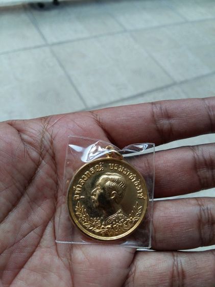 เหรียญในหลวงพระราชสมภพครบ 4 รอบ ปี 2518 บล็อคผม 3 เส้น พิมพ์ด้านหลังบล็อกวงเดือนล่าง นิยมหาได้ยาก เนื้อทองแดงรมน้ำตาล พิธีชัยมังคลาภิเษก รูปที่ 18