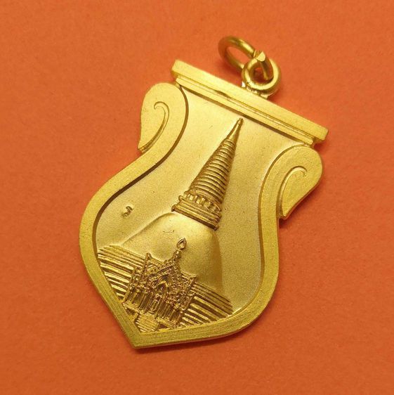 เหรียญ องค์พระปฐมเจดีย์ ด้านหลัง พระมาลัย โพธิสัตว์ ปี 2553 ตอกโค๊ต ร เหรียญชุบทอง สูง 3.3 เซน รูปที่ 3