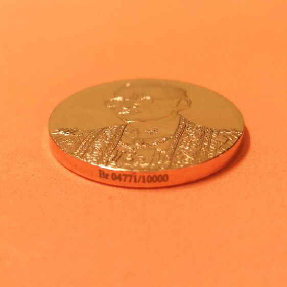 เหรียญ รัชกาลที่ 9 บล็อกโมเน่ ฝรั่งเศส ที่ระลึกครบ 100 ปี โรงพยาบาลจุฬาลงกรณ์ สภากาชาดไทย 30 พฤษภาคม 2557 เนื้อบรอนซ์ สูง 3 เซน มีหมายเลข รูปที่ 6