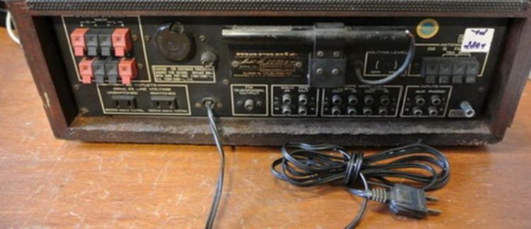 Marantz 2240B USA (1974):

Stereo Receiver ยุคปี70 เป็นรุ่นกลางใหญ่ในตระกูลซี รีย์ 22 กำลัง Power output: 40 watts per channel into 80stereo รูปที่ 11