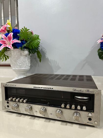 Marantz 2240B USA (1974):

Stereo Receiver ยุคปี70 เป็นรุ่นกลางใหญ่ในตระกูลซี รีย์ 22 กำลัง Power output: 40 watts per channel into 80stereo