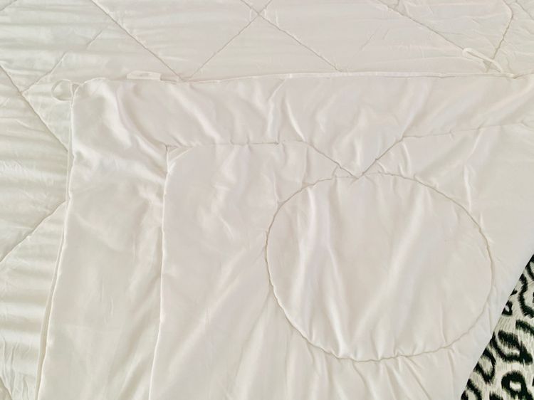 ผ้านวม หรือไส้ผ้านวม ขนาด 5-5.5ฟุต สีขาวปักลายตารางทั้งผืน ยี่ห้อ MICROFIBER (สภาพใหม่) (สินค้าหายาก) มือสองขายตามสภาพ รูปที่ 8